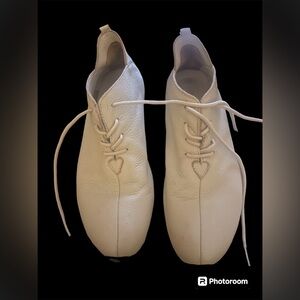 Litfoot Leather Lace-up shoes. Bone color. Minor wear. Gently worn. LF9010-1/40